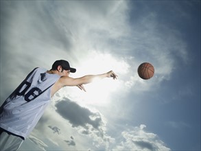 Basketball player throwing ball. Date : 2007