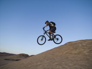 Man riding mountain bike. Date : 2007