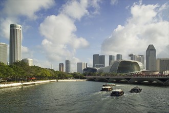 Esplanade Bridge and Esplanade Theatres on the Bay Singapore River Singapore. Date : 2006