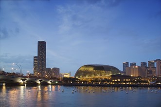 Esplanade Marina Promenade and Theatres on the Bay Singapore River Singapore. Date : 2006