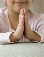 Hispanic girl praying. Date : 2008