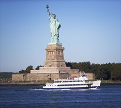 Circle Line cruising past Statue of Liberty, New York, United States. Date : 2008