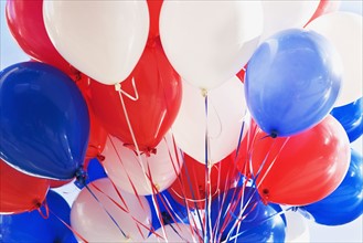 red, white and blue balloons. Date : 2008