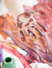 Child’s hand covered in paint. Date : 2008