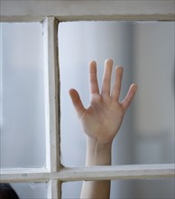 Child's hand on window. Date : 2008
