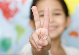 Child making peace sign hand gesture. Date : 2008