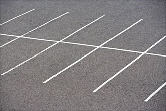 Rows of empty parking spaces. Date : 2008