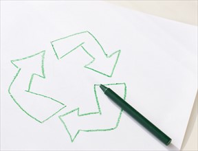 Green crayon next to recycling symbol. Date : 2008