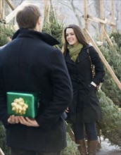 Man surprising girlfriend with gift. Date : 2008