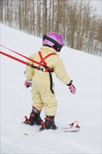 Child skiing with harness. Date : 2008