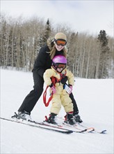 Mother and child skiing. Date : 2008