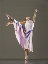 African female ballet dancer dancing. Date : 2008