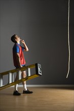 Man holding ladder and looking at rope. Date : 2008