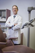 Male dentist with arms crossed. Date : 2008