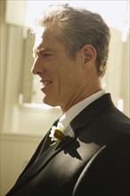 Man wearing tuxedo with boutonniere. Date : 2008