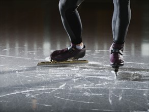 Male speed skater on ice. Date : 2008