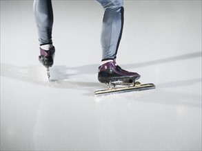 Male speed skater on ice. Date : 2008