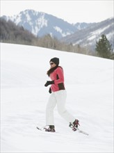 Woman snow shoeing. Date : 2008