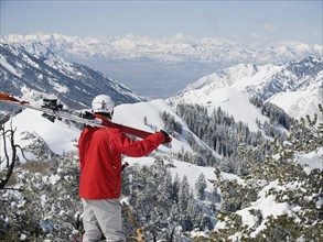 Man holding skis on shoulder. Date : 2008