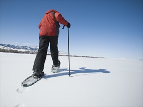 Man snow shoeing. Date : 2008