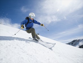 Woman skiing downhill. Date : 2008