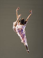 African female ballet dancer jumping. Date : 2008