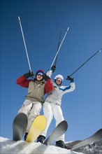 Couple with arms raised on skis. Date : 2008