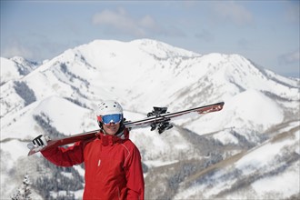 Man holding skis on shoulder. Date : 2008
