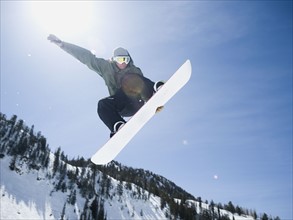 Man on snowboard in air, Wasatch Mountains, Utah, United States. Date : 2008