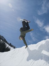 Man performing trick on snowboard. Date : 2008
