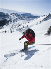 Woman skiing downhill. Date : 2008