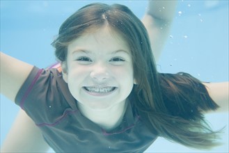 Girl swimming underwater. Date : 2008