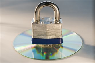 Lock and compact disc. Date : 2008