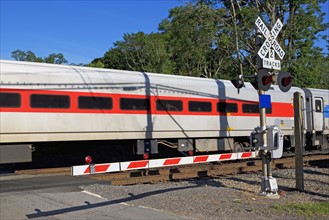 Commuter train and road crossing. Date : 2008