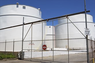 Secure oil storage tanks. Date : 2008