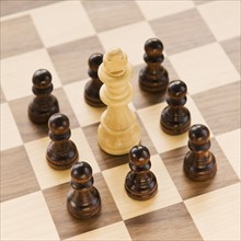 Pawns surrounding king on chessboard. Date : 2008