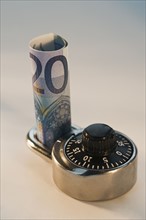 Close up combination lock and paper euro. Date : 2008