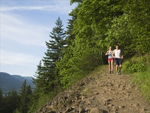 Runners descending rocky trail. Date : 2008