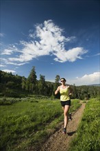 Young woman running on trail. Date : 2008