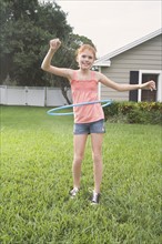 Girl hula hooping in backyard. Date : 2008