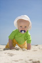 Baby boy crawling on beach. Date : 2008