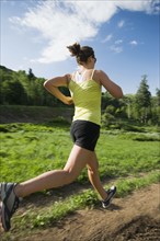 Young woman running on trail. Date : 2008