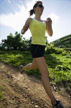 Young woman running on trail. Date : 2008