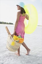 Girl carrying beach essentials. Date : 2008