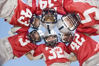 Portrait of football players in huddle. Date : 2008