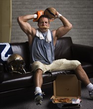 Football player with pizza in mouth looking frustrated. Date : 2008