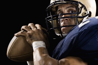 Close up of quarterback preparing to throw football. Date : 2008
