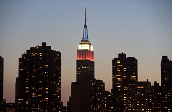 Illuminated Empire State Building at dusk. Date : 2008