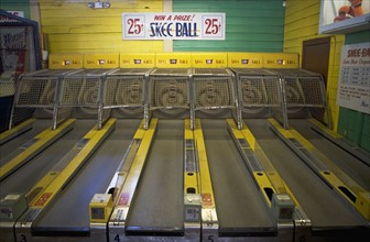 Skee-ball at amusement park. Date : 2008