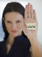 ”WWW” sticky note on businesswoman’s palm.